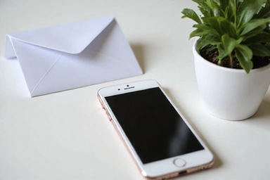 Nowoczesny smartfon i koperta symbolizujące komunikację